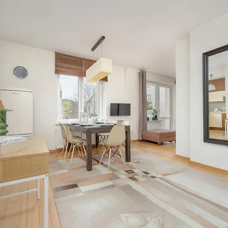 Spacious In The Heart Of By Renters