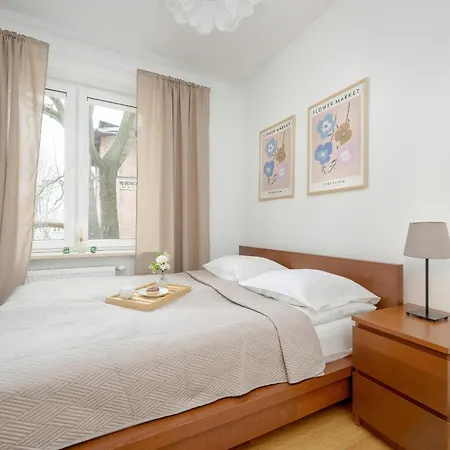 Spacious In The Heart Of By Renters