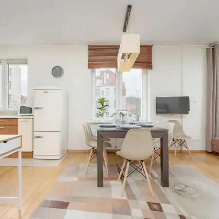 Spacious In The Heart Of By Renters