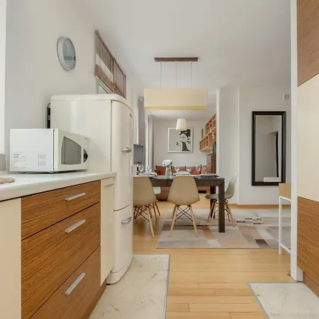 Spacious In The Heart Of By Renters Apartman