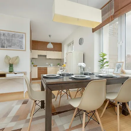 Spacious In The Heart Of By Renters Apartman